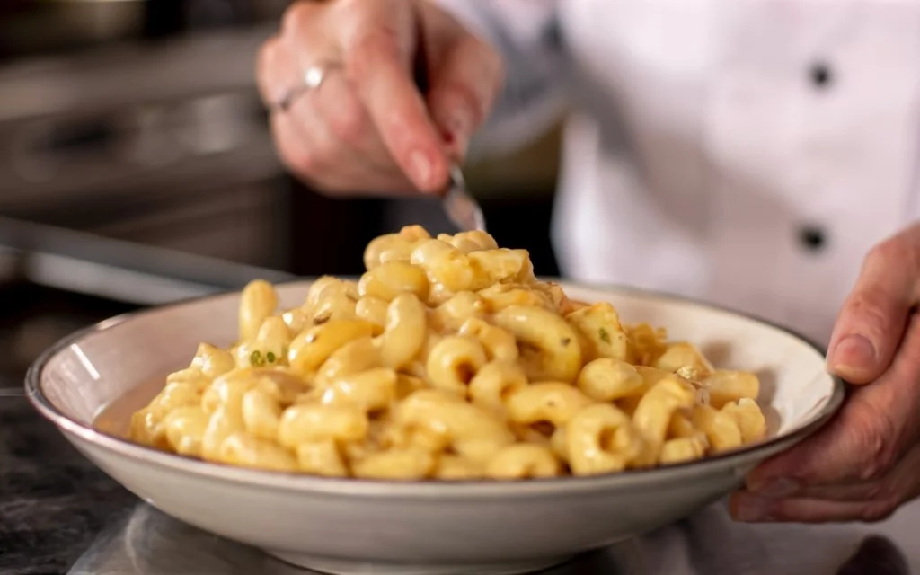 chef_preparing_Chick_fil_a_mac_and_cheese